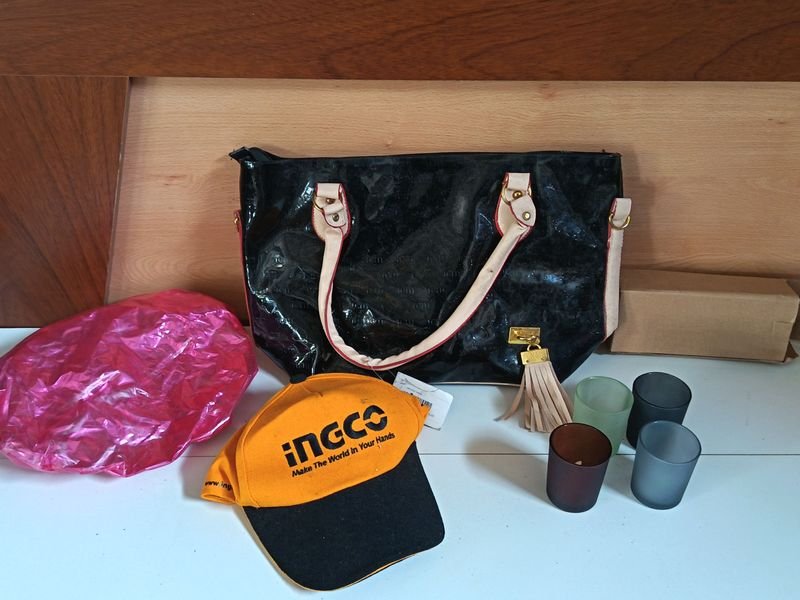 Bolso Negro Brillante, Gorra INGCO y Vasitos para Velas