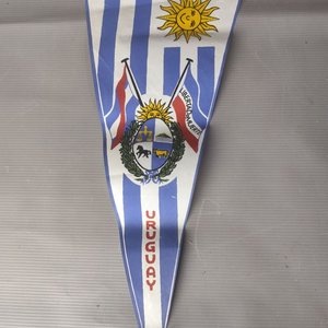 Lote siguiente: Banderín Triangular Antiguo de Colección de Uruguay con Escudo y Sol