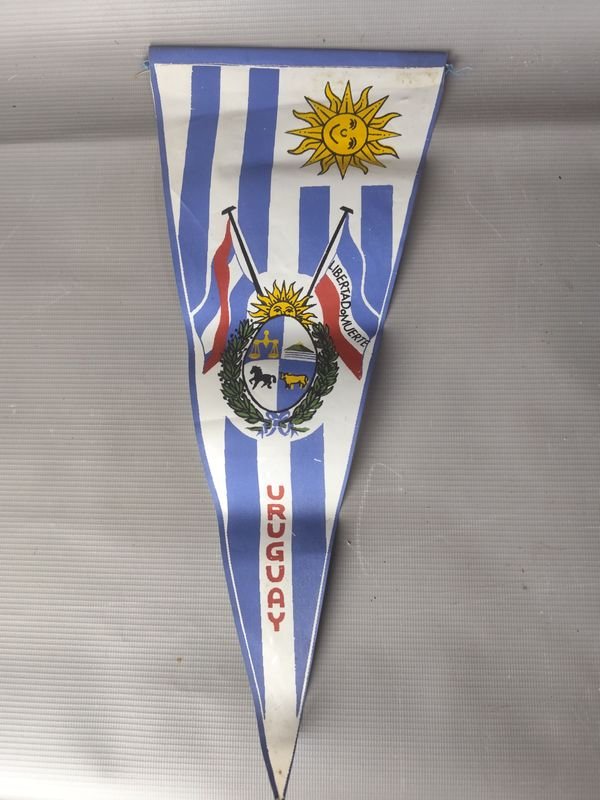 Banderín Triangular Antiguo de Colección de Uruguay con Escudo y Sol