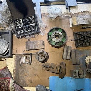 Lote siguiente: Lote de Accesorios de Precisión para Rectificadora: Platos Magnéticos, Mordazas y Más