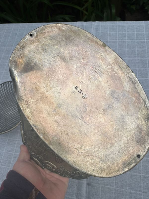 Cesto o Florero de Metal Repujado con Asa y Cúpula de Malla - imagen 9