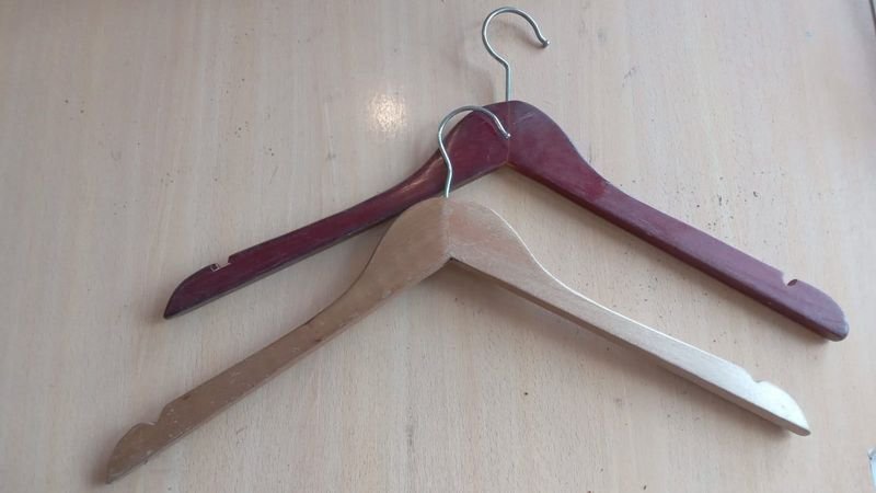 Lote siguiente: Perchas de madera para colgar ropa