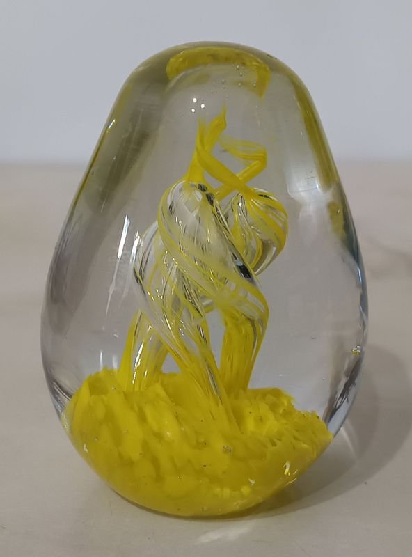 Vaso de vidrio soplado con diseño decorativo amarillo y transparente - imagen 1