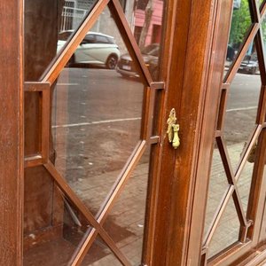 Gran Aparador Inglés de Madera Oscura con Puertas y Estantes - imagen 7