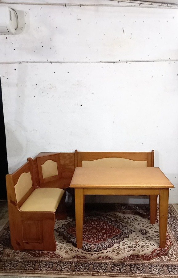 Esquinero tapizado beige en madera y mesa haciendo juego lustre claro - imagen 2