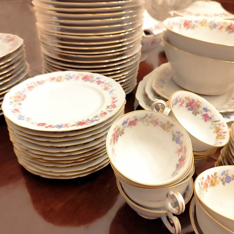 Monumental set hipercompleto de 114 piezas en inmaculado estado, de lo mejor de la porcelana alemana Hutschenreuther para 12 personas, pero viene con 24 platos de mesa de 24 cms, 12 hondos de 24 cms también, 12 de postre o entrada de 19 cms, sopera, tarrina, 2 ensaladeras, 7 fuentes (3 ovaladas, 2 redondas y 2 cuadradas, de diferentes tamaños), salsera, dulcera o mantequera, 2 copetineros, lechera, azucarero, tetera, 12 tazas y platillos de café y 12 tacitas de café con sus respectivos platitos. Lo único que parecería faltar es la cafetera. A simple vista todo está inmaculado, salvo 2 de los 24 platos grandes, donde uno está restaurado y el otro presenta una mínima fisura superficial, una mínima fisura en uno de los copetineros, y un mínimo chip en el borde del azucarero. El precio es por todo el lote. NO SE ENVÍA NI SE EMBALA. - imagen 8