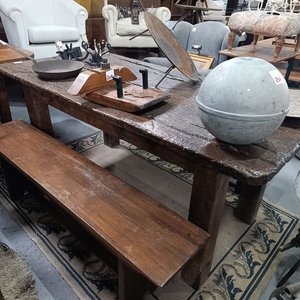 Lote siguiente: Mesa Rústica de Campo con Dos Bancos de Madera