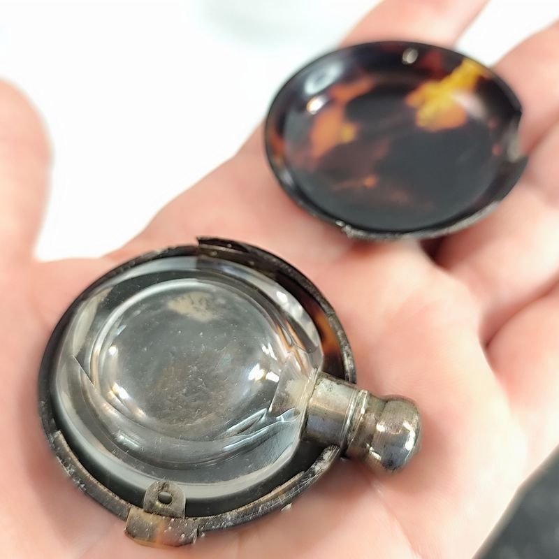 Antiguo y pequeño perfumero oriental protegido en su estuche de carey con incrustaciones en plata - imagen 3