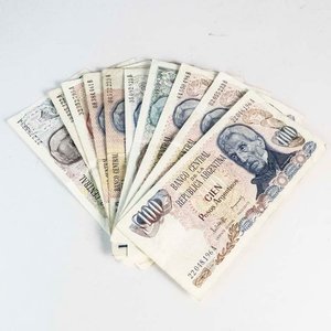 Lote siguiente: 10 Billetes Argentinos de Diversos Valores