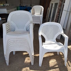 Lote siguiente: Lote de 9 Sillas de PVC Blancas para Exterior