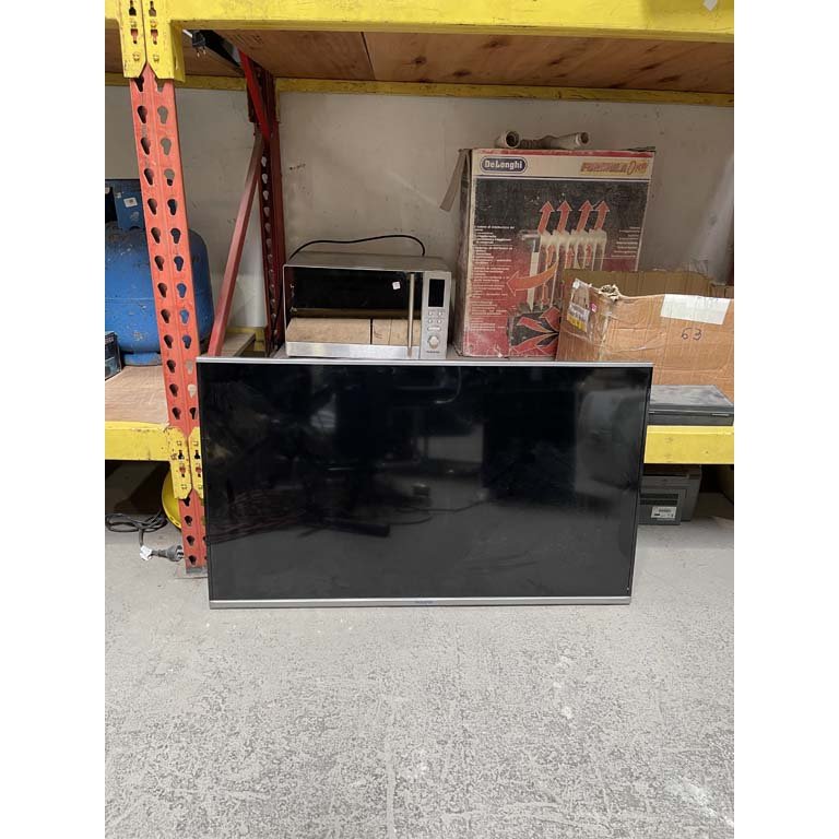 Televisor Panavox 40" con pantalla dañada