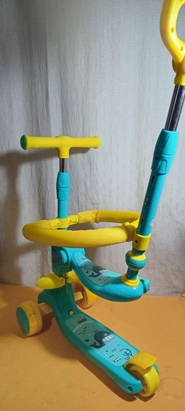 Triciclo Patín Infantil con Asiento y Manillar Guiador