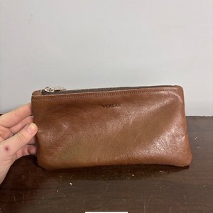 Lote siguiente: Neceser de Cuero Marrón Marca VERSAL