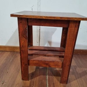 L 505 - Practica mesa auxiliar o banqueta en madera con estante inferior (Medidas 44x31x54cm) - imagen 3