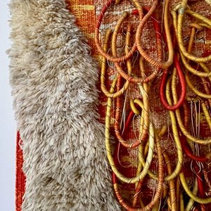 Tapiz Beige y Naranja Hecho a Mano con Texturas Variadas - imagen 4