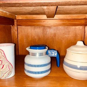 Jarra, Taza y Azucarero Pozzani "Encasa" - Cerámica Blanca con Detalles Azules y Rosas - imagen 1