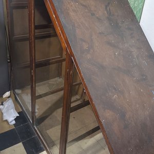 Lote siguiente: Cristalero antiguo de madera y vidrio