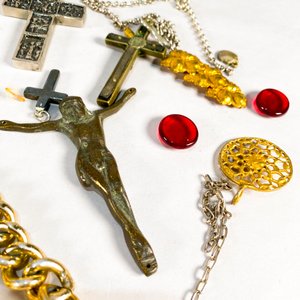 Lote de Bijouterie Variada: Cruces, Medallas y Dijes Religiosos - imagen 3