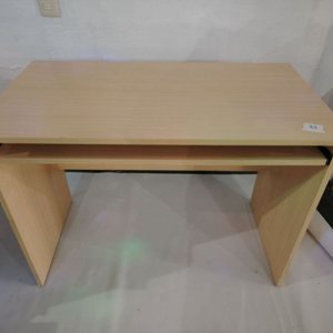 Lote anterior: Escritorio de madera claro con bandeja para teclado