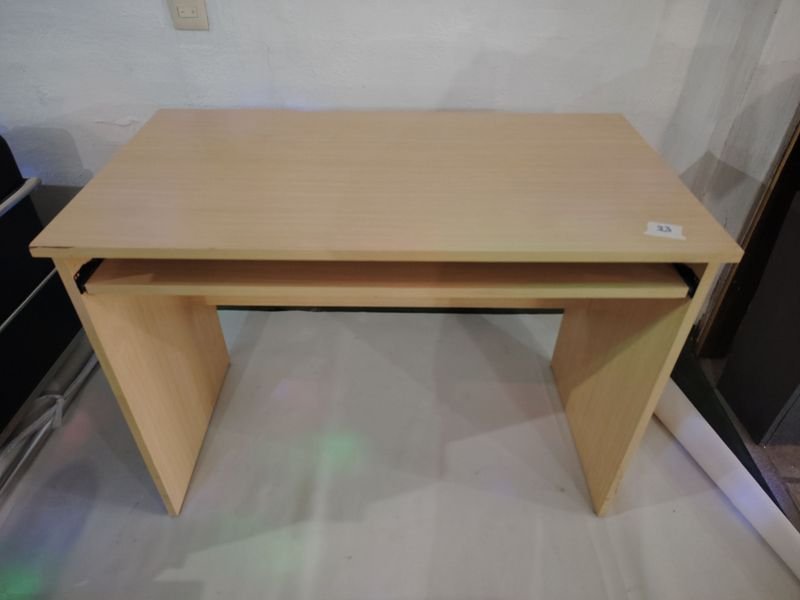 Escritorio de madera claro con bandeja para teclado