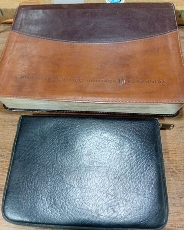 Biblia de Estudio Expandida y La Sagrada Biblia encuadernadas en cuero - imagen 5