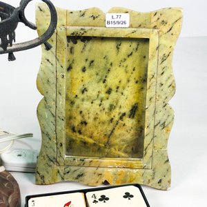 Lote de 3 piezas: Lámpara de madera tallada, portaretrato de mármol y cartas - imagen 3