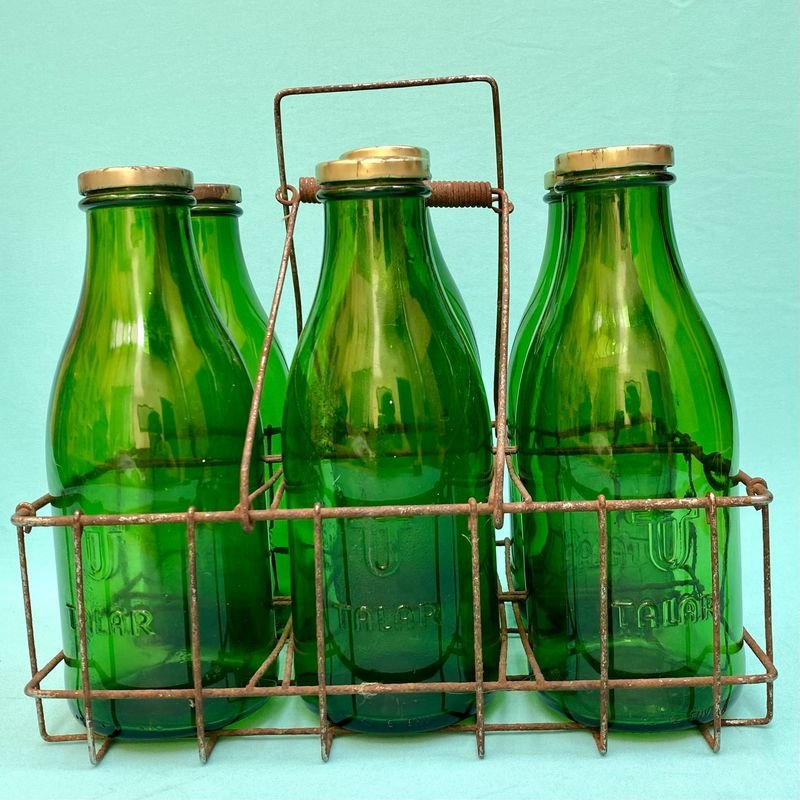 Vendedor de botellas de vidrio verde con tapas metálicas - imagen 2