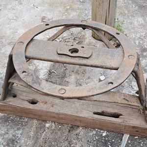 Masas, rayos, aros de rueda, elásticos, eje y más accesorios antiguos de carreta - imagen 12