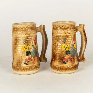 Lote anterior: Par de Jarras de Cerveza de Cerámica con Escena