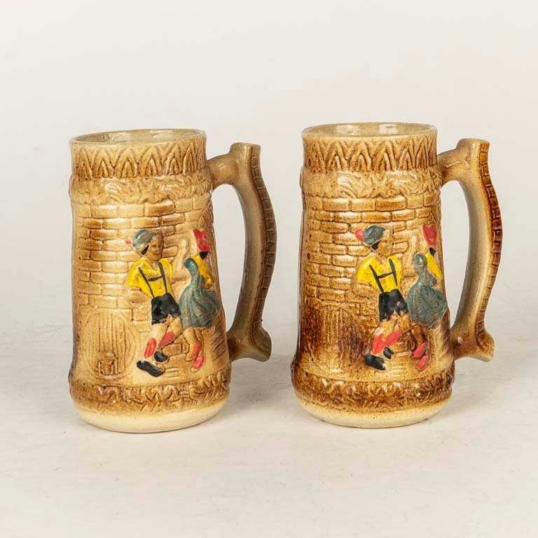 Par de Jarras de Cerveza de Cerámica con Escena