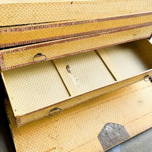 Baúl Antiguo de Chapa con Interior Compartimentado y Cajones - imagen 7
