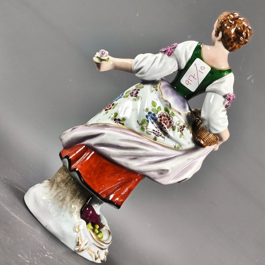 Figura de dama antigua en porcelana Sitzendorf - imagen 6