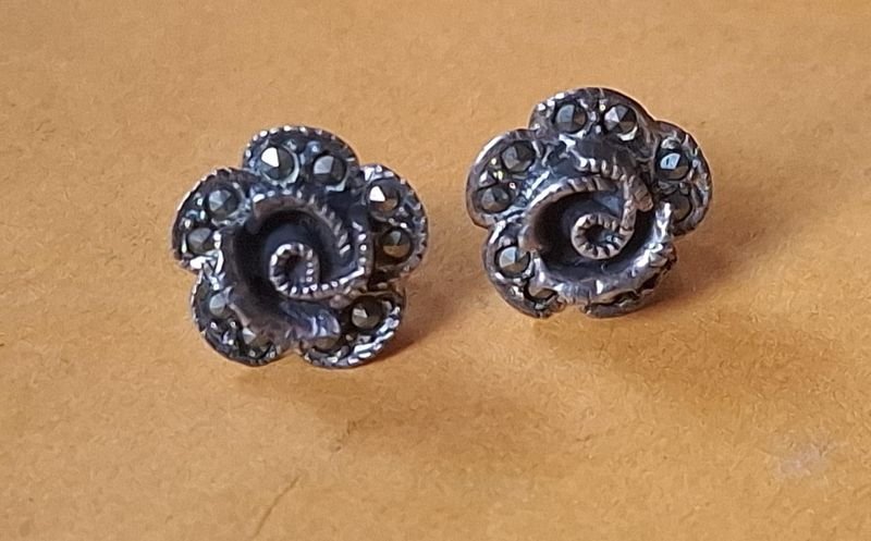 Parejas de pendientes de plata con diseño intrincado - imagen 4