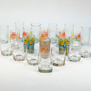 Lote de 21 Vasos de Vidrio: Whisky, Jugo y Decoración Floral - imagen 1