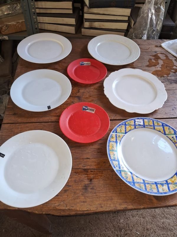 Lote siguiente: Lote de platos cerámicos de diferentes tamaños y colores