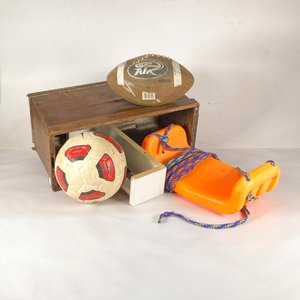 Cajón de Madera con Pelota de Rugby, Pelota de Fútbol y Hamaca Naranja - imagen 1