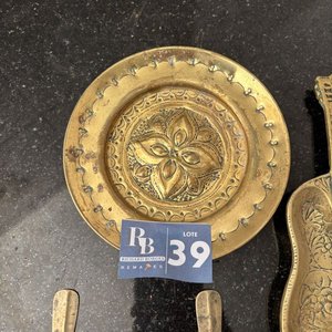 Lote de 7 Artículos de Bronce: Cucharitas, Platillo, Destapador y Cenicero - imagen 3