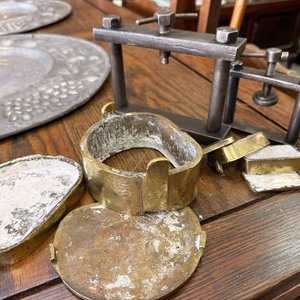 Dos Prensas Odontológicas Antiguas con Muflas de Bronce - imagen 3