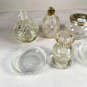 Conjunto de 6 Piezas de Tocador de Vidrio y Metal Labrado - imagen 5
