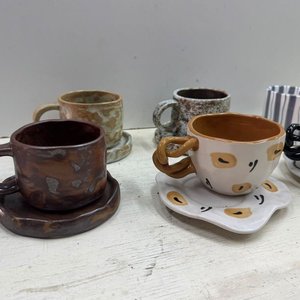 Set de 7 Tazas con Platos de Diseños Variados - imagen 4