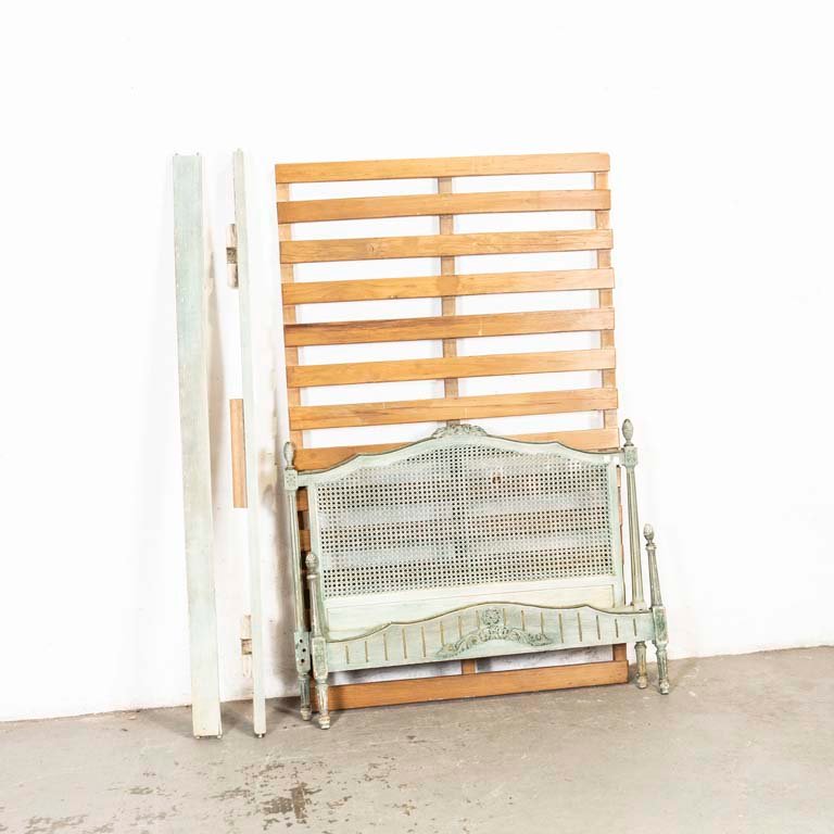 Lote anterior: Cama de una plaza estilo Luis XVI para remate