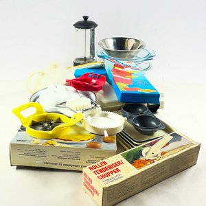 Lote siguiente: Lote de Utensilios de Cocina: Molde de Empanadas, Cortador, Bowl y Cafetera