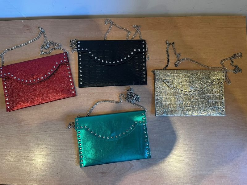 Lote siguiente: Bolsas de colores con cadenas nuevas