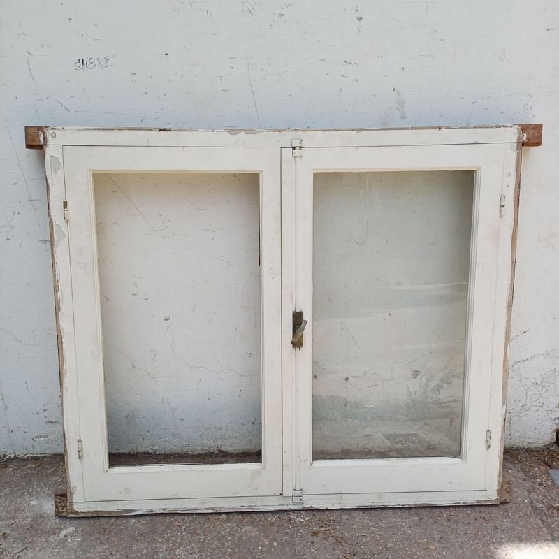 Lote siguiente: Ventana de hojas batientes en cedro, falleba y marco de madera dura