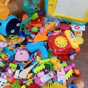 Lote de Juguetes Variados: Excavadora CAT, Chaleco Bombero, Bloques y Más - imagen 8
