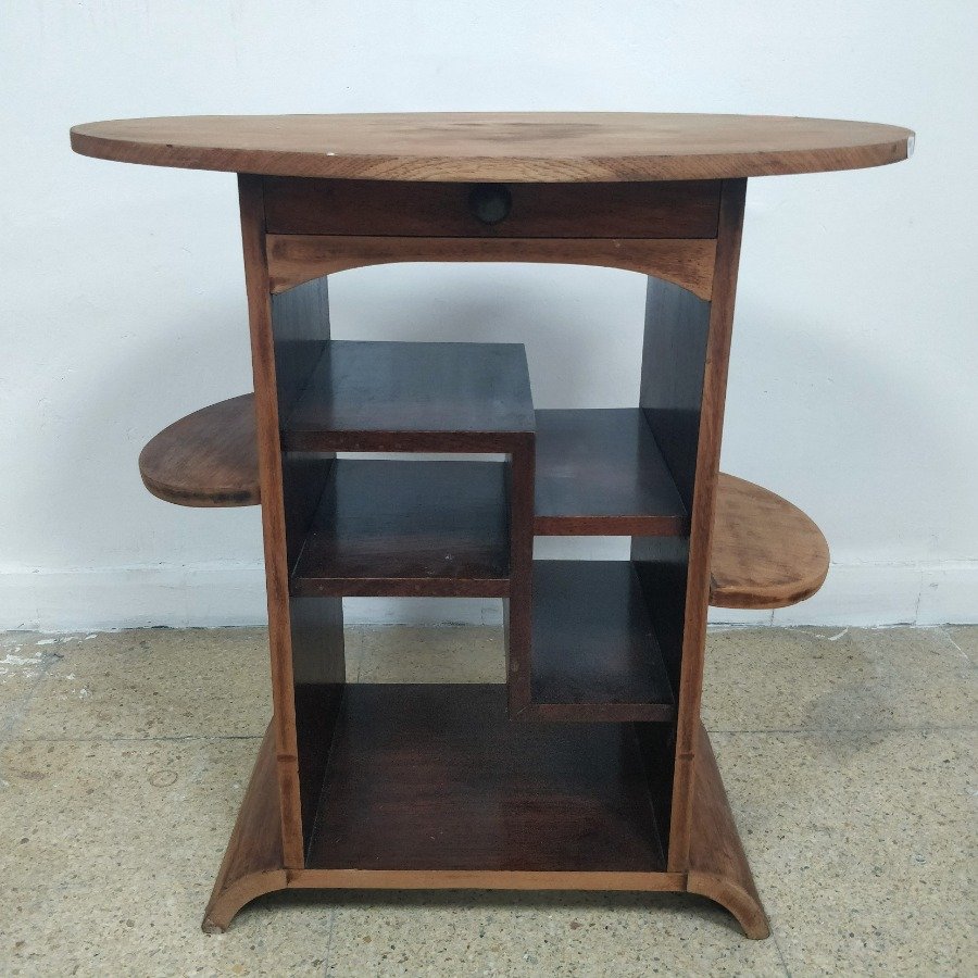 Mesita de sala Art Deco con repeticiones en madera