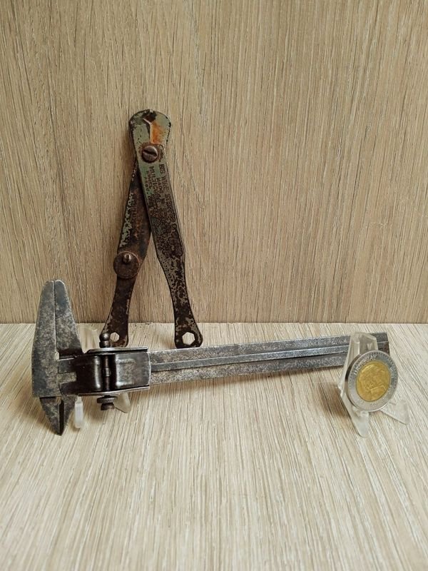 Antiguo Calibre en Hierro y Pinza o Corta Cables Inglesa - imagen 2