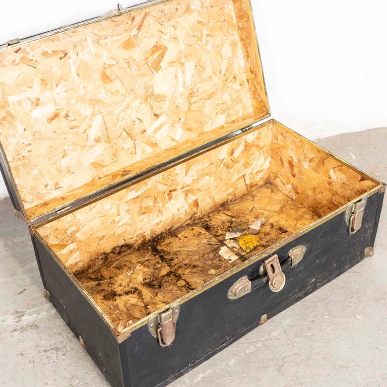 Baúl antiguo de viaje con detalles de uso y óxido - imagen 3