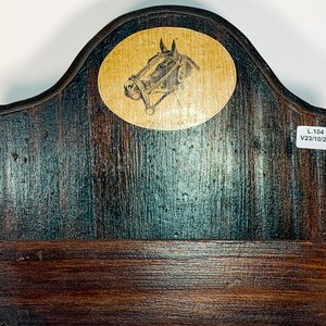 Repisa de Madera con Perchas y Decoración de Cabeza de Caballo - imagen 2