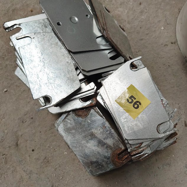 Placas y Herrajes Metálicos para Fijación de Estanterías